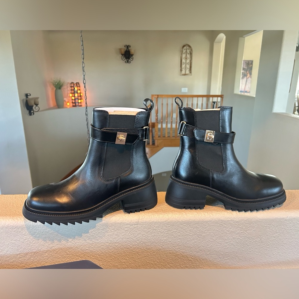 Steve Madden Black Leather Ankle Boots, gold hardware strap, NWOB, Sz 10